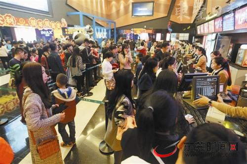 萬(wàn)達(dá)電影院看電影的市民排隊(duì)購(gòu)票