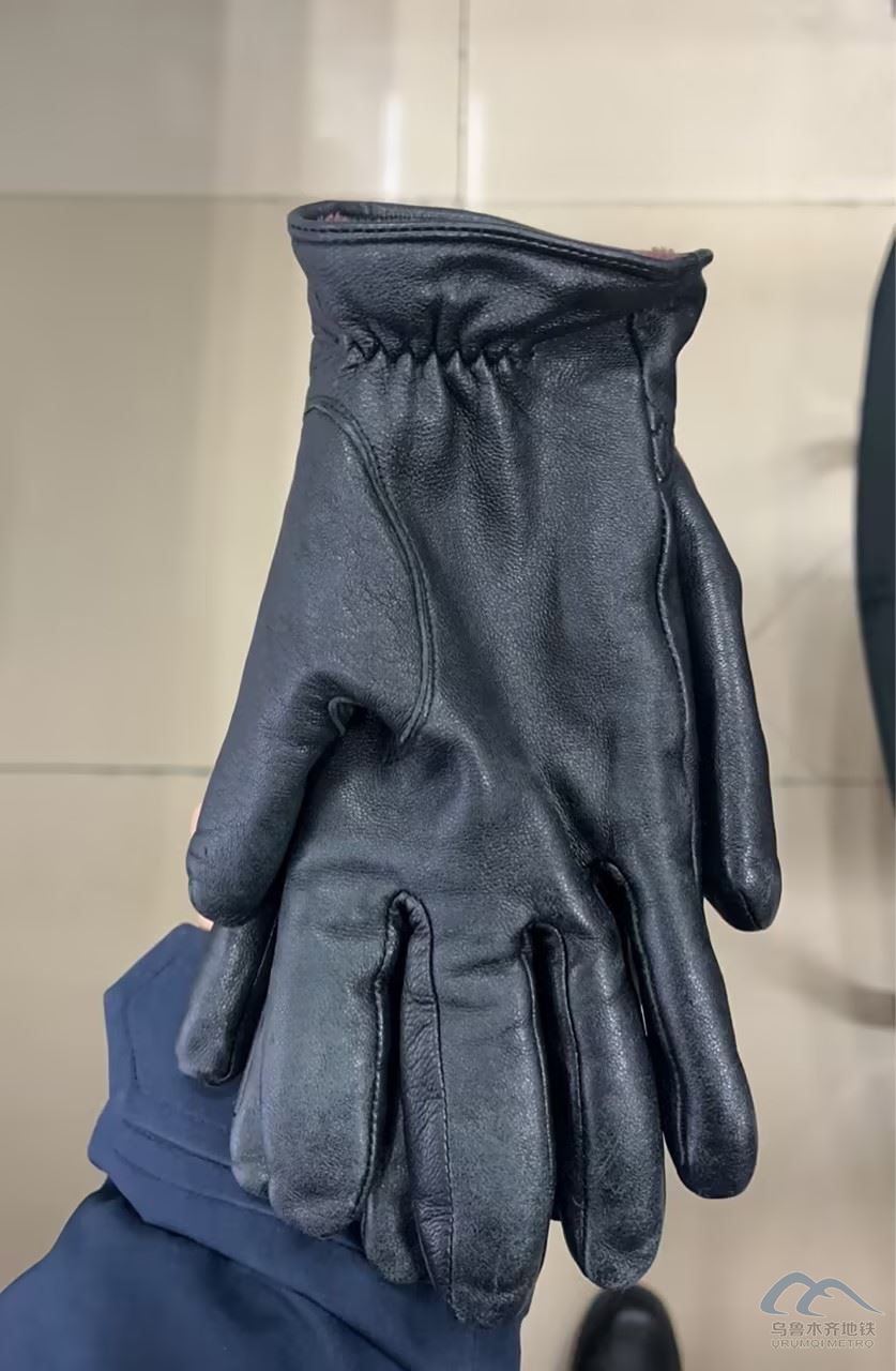 一雙黑色手套.jpg