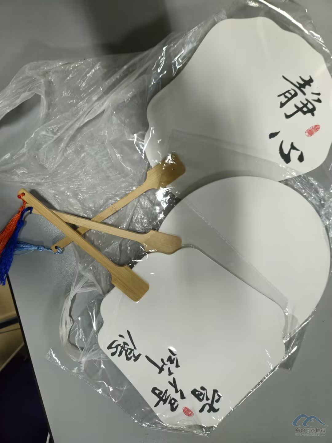 一個(gè)透明塑料袋，內(nèi)有三把扇子.jpg